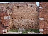 06855 ostia - regio i - insula ix - caseggiato del larario (i,ix,3) - laden 8 - bli ri osten - 09.2022.jpg